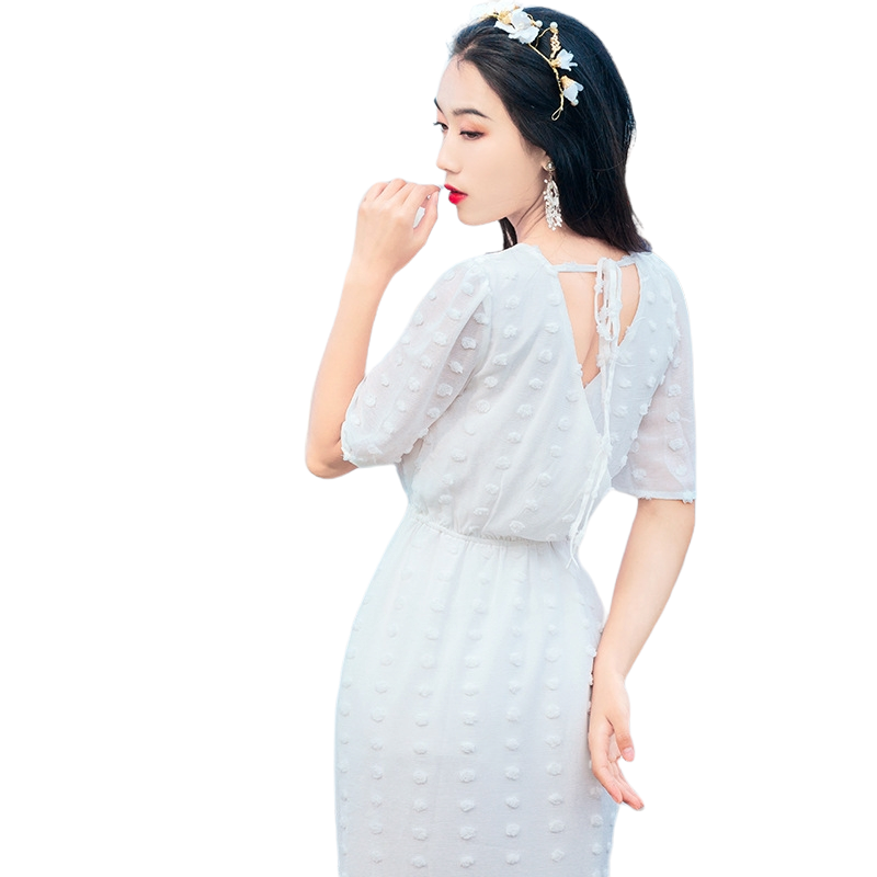 Dress4589 Maxi Dress ชุดเดรสยาวสีขาวลายจุดปอมๆ ทรงคอวีป้ายมีเชือกผูกโบว์ด้านหลัง เอวยางยืด มีซับในเนื้อนิ่มอย่างดีทั้งชุด ผ้าชีฟองเนื้อดีมีน้ำหนักทิ้งตัว