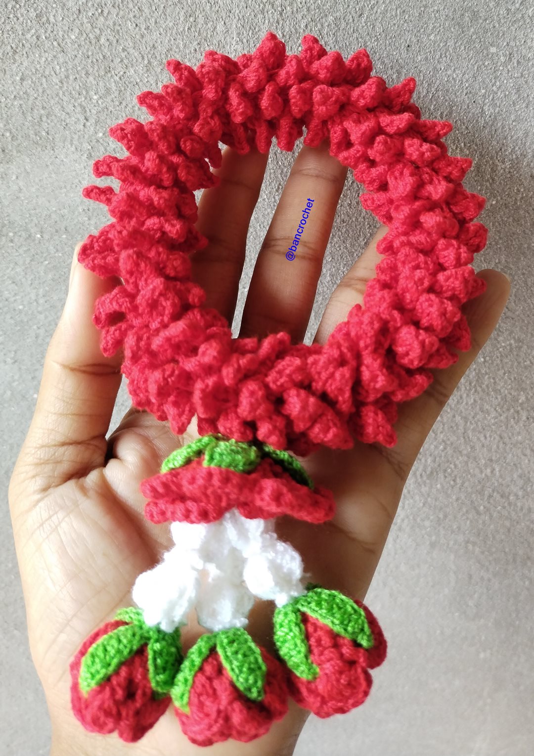Bancrochet พวงมาลัยกุหลาบสีแดงถัก Crochet Thai Garland แดง 8*15 cm