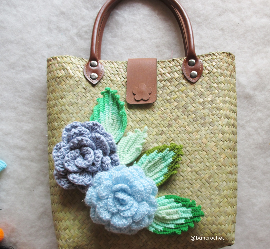 bancrochet กระเป๋ากระจูดสาน ประดับดอกไม้ ขนาด 12*4*18 นิ้ว basket weave bags ธรรมชาติ 12*4*18 นิ้ว