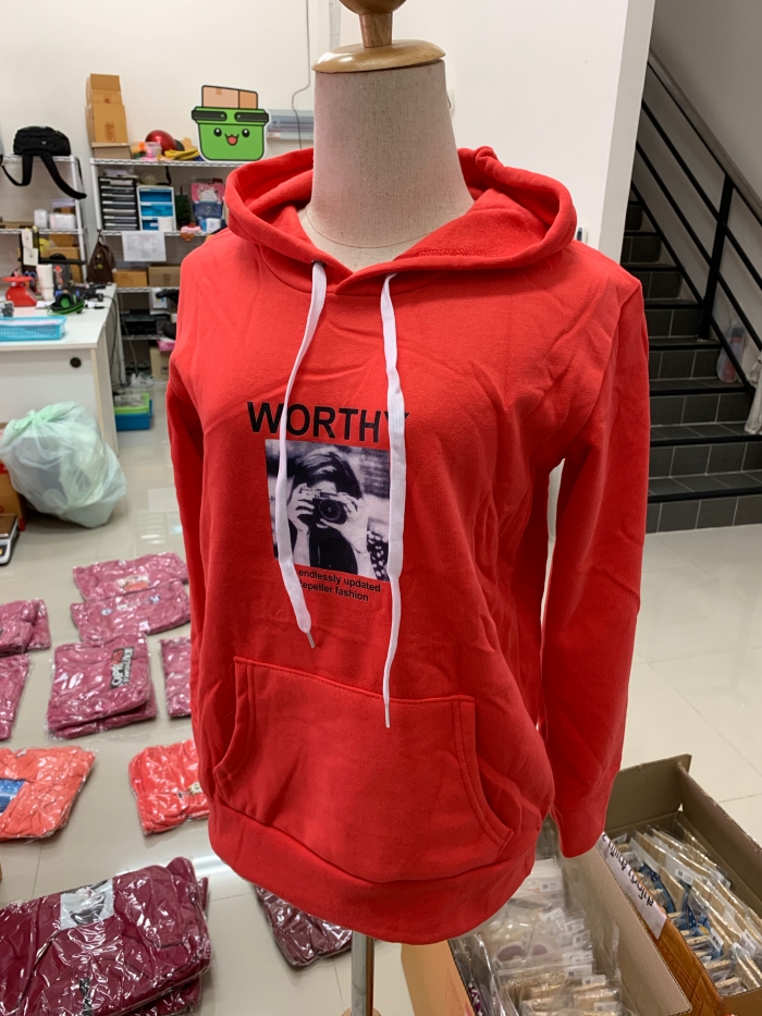 เสื้อกันหนาว ฮู้ดดี้ ผ้า cotton ด้านในเป็นผ้าสำลี เนื้อไม่หนามาก ใส่คลุมชิวๆ