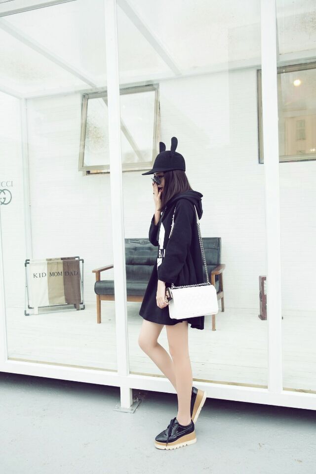 เสื้อแขนยาว สกรีนลายมิกกี้เมาส์ น่ารัก ผ้า cotton ไม่หนา ใส่เป็นเสื้อตัวยาวได้ค่ะ black