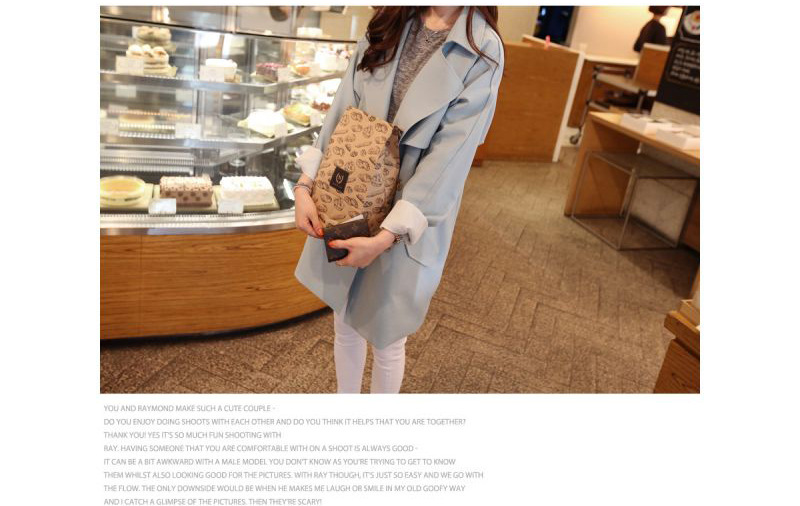 เสื้อโค้ท สีฟ้า ใส่คลุมตัวนอกกันหิมะได้ ผ้าในล่อนเนื้อดีบุซับในกันลม ดูไม่หนา แต่อุ่นพอตัวเลยจ้า งานดีคุณภาพตามแบบเลยจ้า ฟ้าเข้มกว่าในรูปนิดหน่อย ดูในภาพสินค้าจรองได้ค่ะ