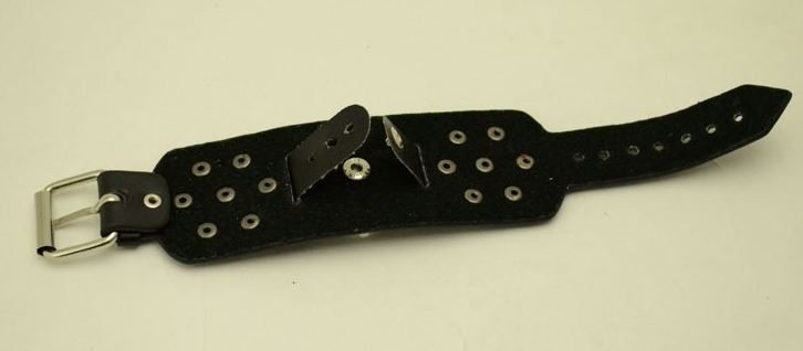 นาฬิกาข้อมือ สายหนังแท้ เส้นใหญ่ สีดำ สไตล์ ร็อคเกอร์ ติดจี้ หัวกะโหลก สีเงิน เท่ ๆ หน้าปัด หัวกะโหลก สีดำ แบบ พั้งค์ร็อค นาฬิกา เท่ ๆ แบบสวย 696809