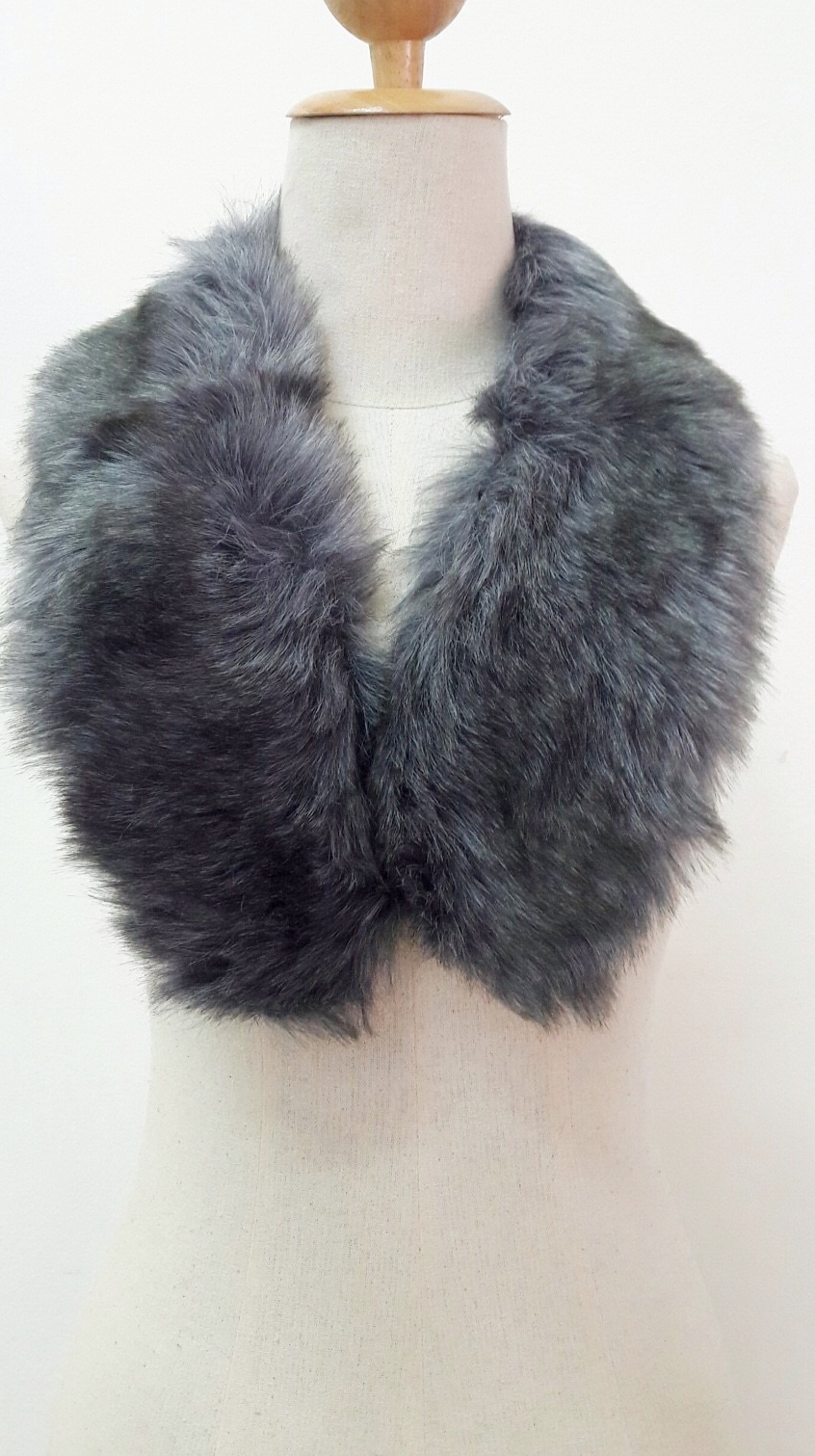 ขนเฟอร์ fur สีเทา ขนนุ่มลื่น ใช้ติดเสื้อหนาว หรือใช้พันคอเพิ่มความเก๋ มิกได้กับทุกชุด มาพร้อมกระดุมใส
