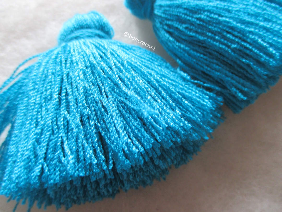 พู่แบบหนาฟู ขนาด 2 นิ้ว 4 ply tassel crochet acrylic yarn 4 ply ฟ้าเข้ม 2 นิ้ว