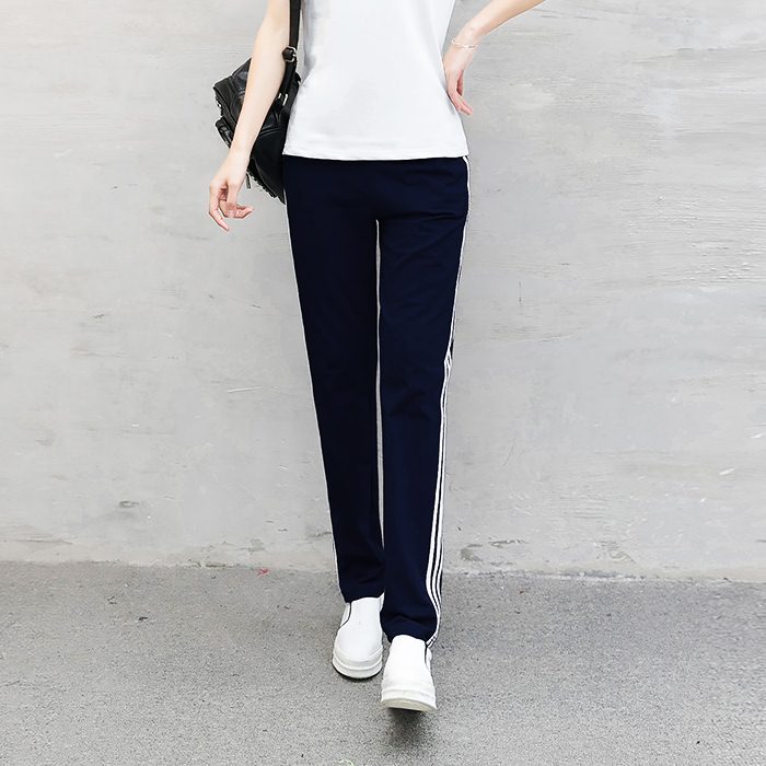 Trousers487 กางเกงขายาวทรงสปอร์ตสีพื้นแต่งแถบสีขาว เอวสม็อคยางยืด กระเป๋าสองข้าง ผ้าคอตตอนเนื้อนุ่มยืดขยายได้เยอะ **พร้อมส่งสีแดงสีเดียวค่ะ