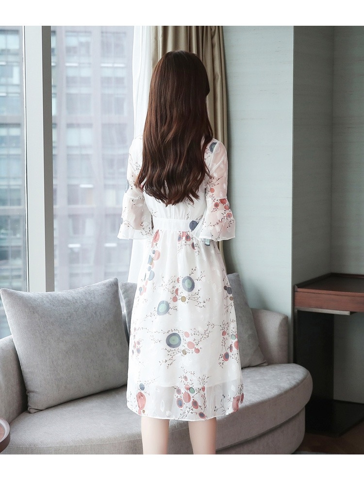 Dress4396 เดรสยาวลายดอกไม้พื้นสีขาว แขนสามส่วนระบาย ซิปข้างใส่ง่าย มีซับในอย่างดีทั้งชุด ทรงคอวีใส่แล้วดูเพรียว