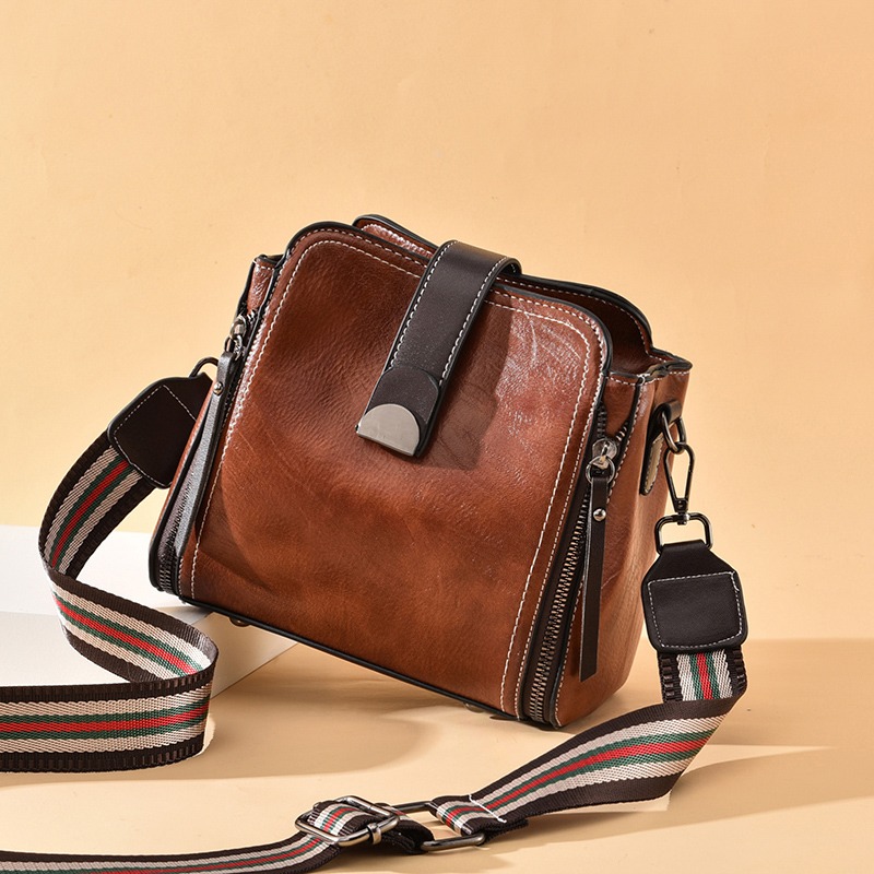 กระเป๋าสะพายข้างผู้หญิง กระเป๋าแฟชั่น By AKAF