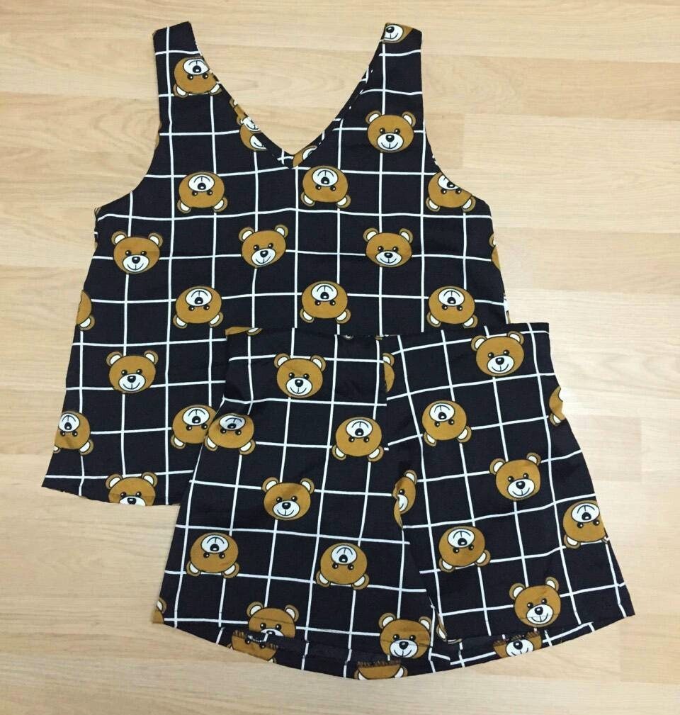 Set_bp765 ชุดเซ็ท 2 ชิ้น(เสื้อ+กางเกง) เสื้อแขนกุดคอวีหน้าหลัง+กางเกงขาสั้นเอวยืด ผ้าไหมอิตาลีลายหน้าหมี+ลายตารางพื้นสีดำ งานสวยใส่ง่ายน่ารักมาก
