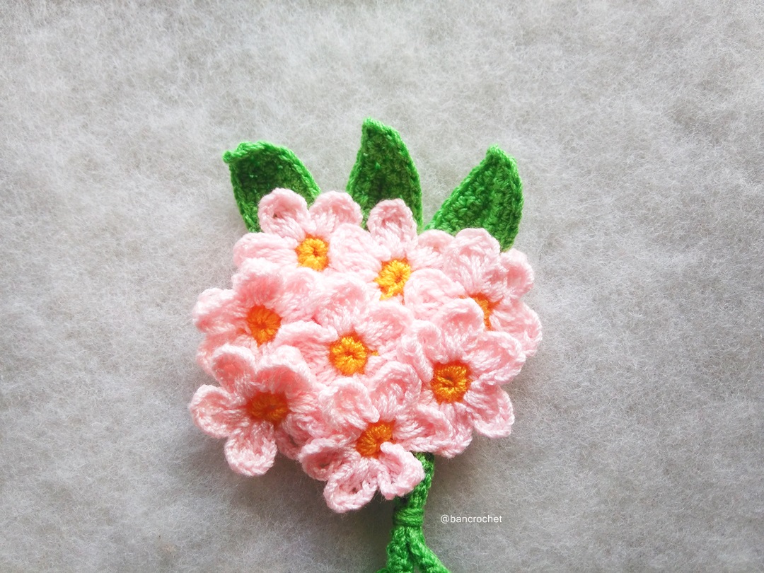Bancrochet ช่อดอกไม้จิ๋วถักโครเชต์ Mini flower bouquet crochet สีชมพูอ่อน 5 นิ้ว