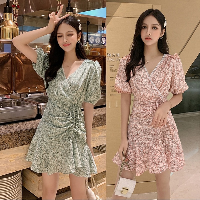 Dress4677 เดรสชีฟองลายดอกไม้ ทรงคอวีป้าย ชายระบาย มีซับในอย่างดี แต่งสายรูดช่วงกระโปรงเก๋ๆ ดูมีดีเทล ผ้าชีฟองเนื้อดีนุ่มมีน้ำหนักใส่สบาย งานสวยผ้านุ่มน่าใส่ ทรงนี้ใส่ได้เรื่อยๆ ใส่ทำงาน/ใส่เที่ยว ชุดเดียวเอาอยู่ **พร้อมส่งสีเขียวสีเดียวค่