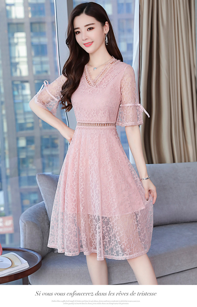 Dress4569 เดรสยาวลูกไม้แขนสามส่วนระบายผูกโบว์ คอและช่วงเอวแต่งลูกไม้ฉลุ ซิปหลัง มีซับในอย่างดี ทรงคอวีใส่แล้วดูผอมเพรียว งานดีทรงดีสวยหวานละมุน ใส่ทำงาน/ใส่ออกงานได้ มี 2 สี ฟ้า, ชมพู