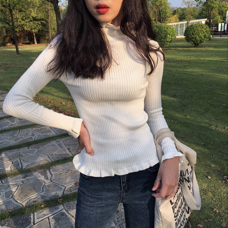 สีขาว : เสื้อไหมพรมคอเต่า ผ้านุ่ม แต่งช่วงปลายคอ แขน ชายเสื้อ ผ้าร่องมี texture ในตัว งานดี ยืดได้เยอะ