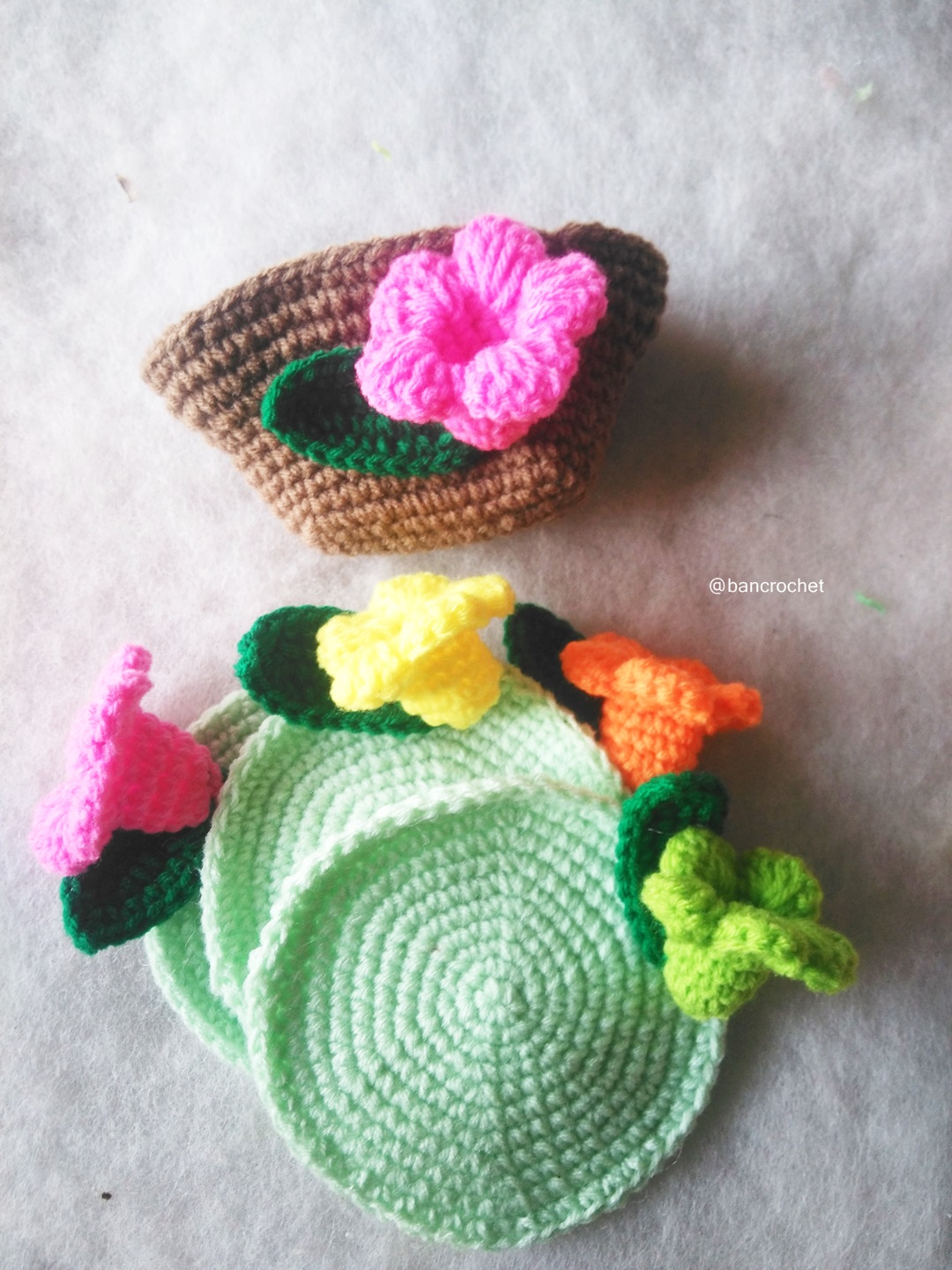 Bancrochet ที่รองแก้ว/ที่รองจานถักโครเชต์ ลายดอกบานบุรี crochet coaster/crochet table mat สีเขียว 4 นิ้ว