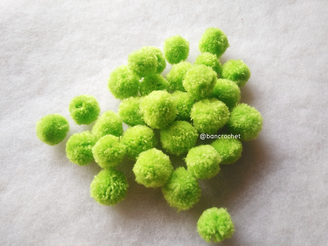 ปอมปอมไหมพรม ขนาด 2.5-3 ซม pom poms crochet เขียวใบไม้ 2.5-3 ซม.