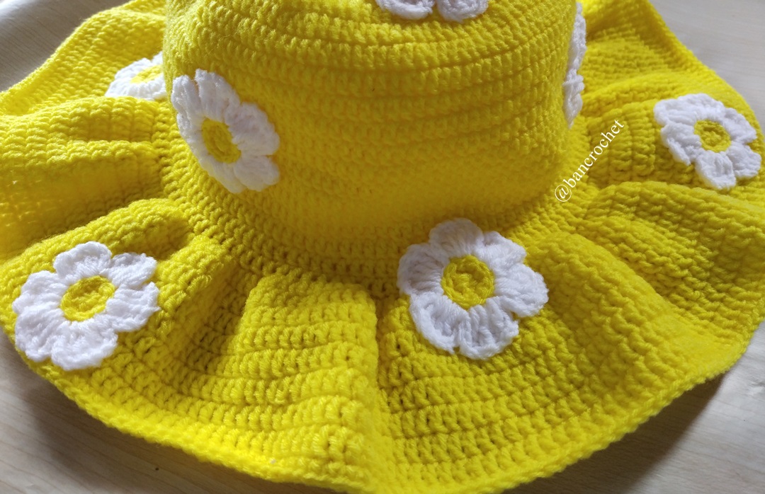 Bancrochet หมวกถักโครเชต์สีเหลืองสดใสประดับดอกไม้ crochet hat เหลือง