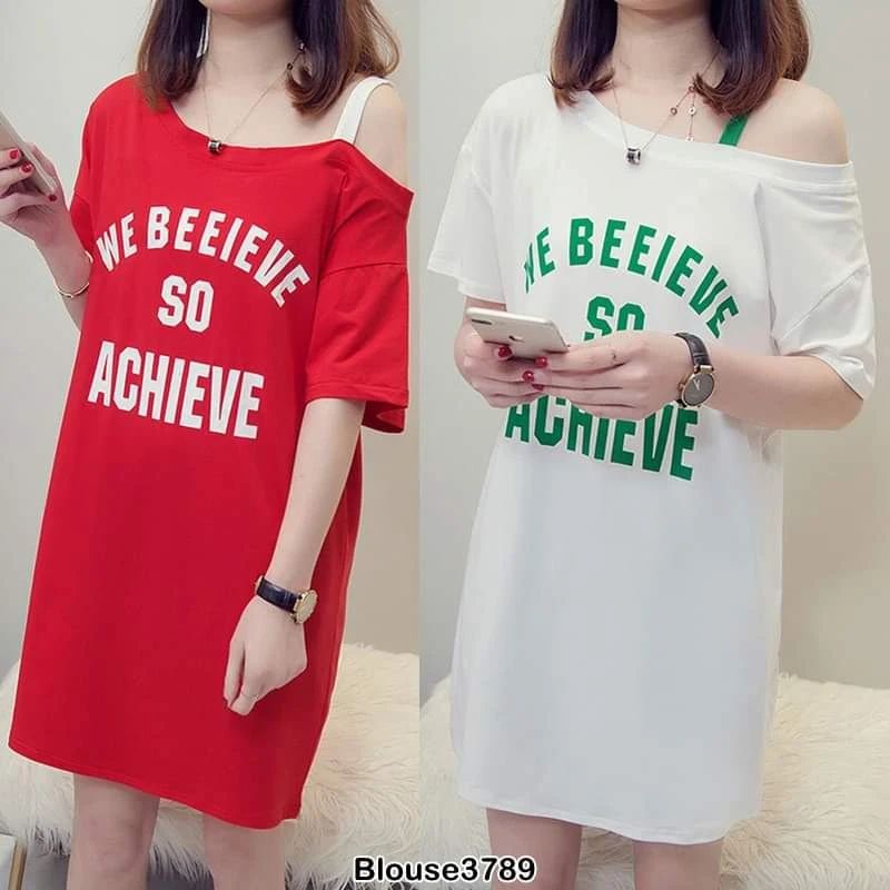 Blouse3789 เสื้อยืดตัวยาวเปิดไหล่ทรงโอเวอร์ไซส์ (ใส่เป็นเดรสได้) สกรีนลายตัวอักษร ผ้าคอตตอนสแปนเด็กซ์เนื้อดีมีน้ำหนักยืดหยุ่นสูง งานน่ารักผ้านุ่มใส่สบาย มี 2 สี แดง, ขาว