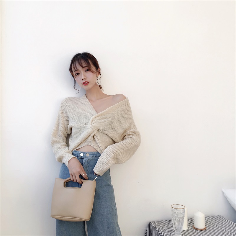 เสื้อแฟชั่นไหมพรม แขนยาว ดีไซน์เก๋ ตัวสั้น แต่งไขว้ ใส่ได้ทั้ง 2 ด้าน แอบเซ็กซี่เล็กๆ มีหลายสีจ้า