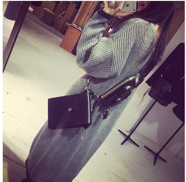 Sweater เสื้อไหมพรมถักตัวยาว ใส่ตัวเดียวเป็นเดรสได้เลย เก๋ๆ ไหมพรมนุ่มยืดได้เยอะ แต่ไหมพรมสีเข้มช่วงปลายแขนเสื้อและชายเสื้อ