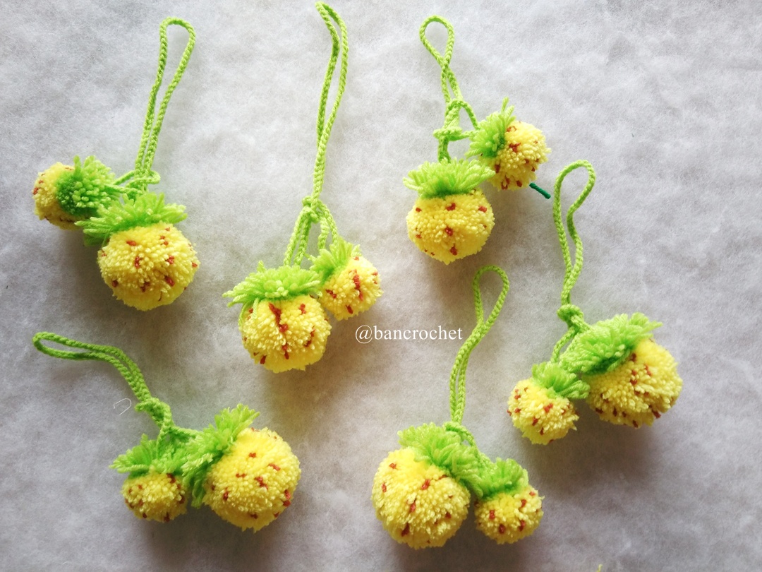 ที่ห้อยกระเป๋าสับปะรดปอมปอม pom poms fruits เหลือง 6นิ้ว