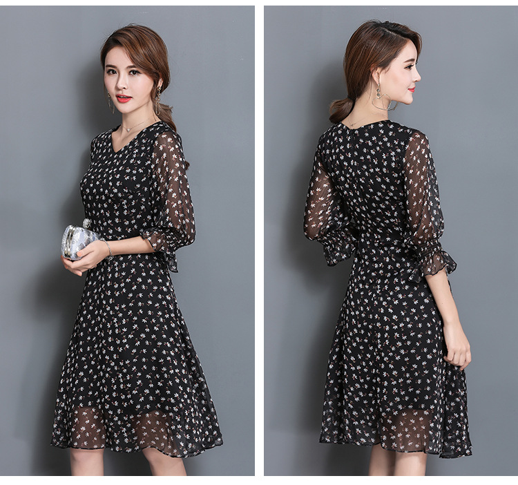 Dress4294 เดรสยาวทรงสวยลายดอกไม้เล็กๆ พื้นสีดำ แขนยาวสี่ส่วนแต่งระบาย คอวีใส่แล้วดูผอมเพรียว ซิปหลังใส่ง่าย เย็บติดซับในอย่างดีทั้งชุด ผ้าชีฟองเนื้อนุ่มมีน้ำหนักทิ้งตัว งานดีใส่สวยดูเรียบหรู งานสวยใส่ได้ทุกโอกาส