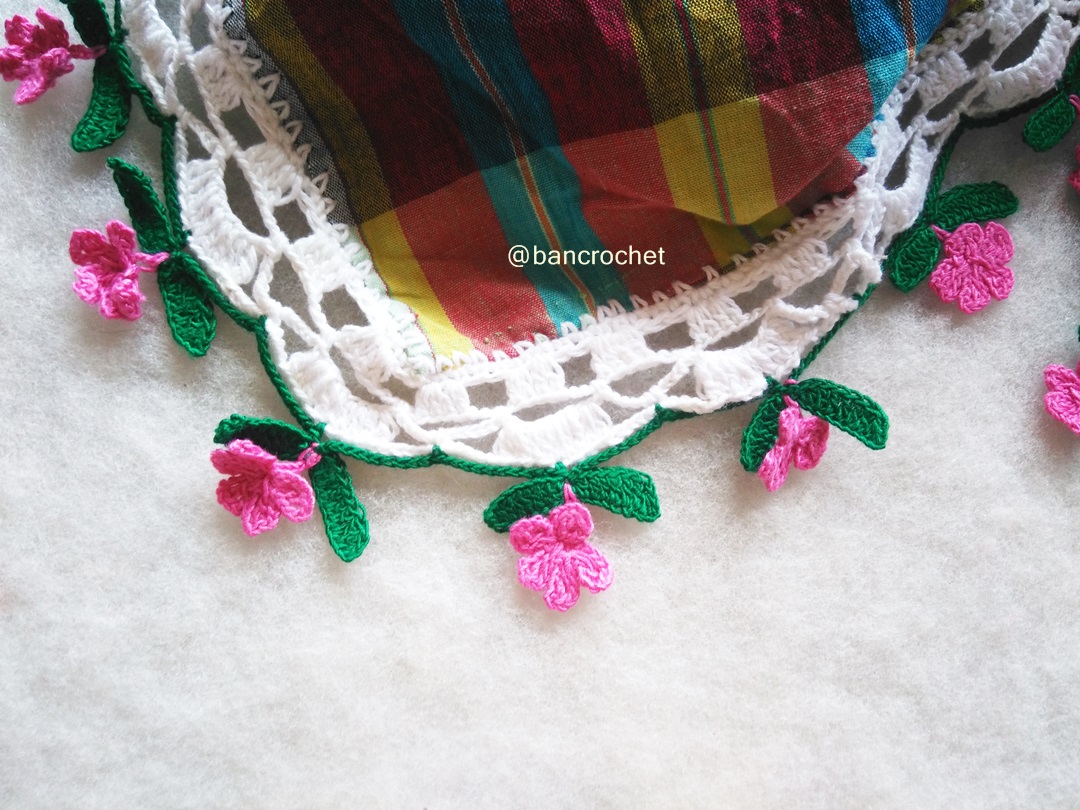 ผ้าปูโตีะถักโครเชต์ Crochet table runner หลากสี 150*150 CM