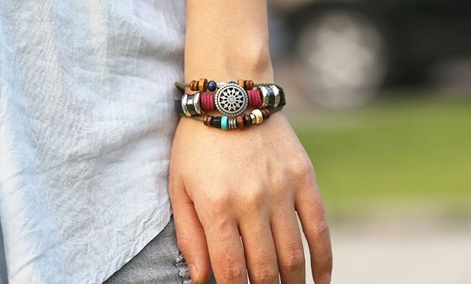 สร้อยข้อมือผู้ชาย ผู้หญิง ใส่ได้ สไตล์ วินเทจ สายหนังแท้ ร้อยลูกปัดหลากสี สร้อยข้อมือ Hand made สไตล์ อินเดียแดง มีจี้กลม ตรงกลาง 675530