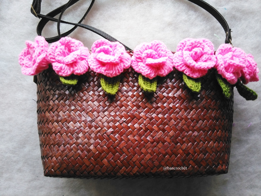 กระเป๋ากระจูดสาน ประดับดอกไม้ ขนาด ขนาด 6*9 นิ้ว basket weave bags ธรรมชาติ