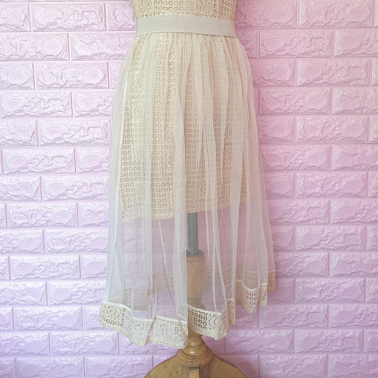 Dress4750 เดรสลูกไม้สีครีมเว้าไหล่แต่งระบาย มีกระโปรงผ้ามุ้งเอวยืดชายลูกไม้