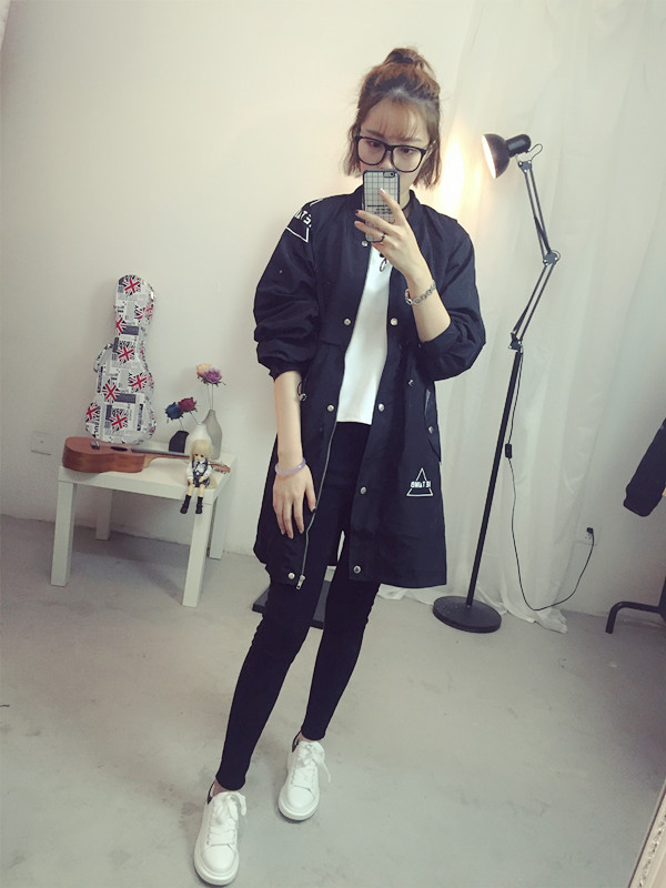 เสื้อคลุมสไตล์เกาหลี ทรงยาว ผ้าร่มเนื้อบางบุซับในช่วงอก แต่สกรีนลายจามจุดต่างๆ ดีเทลช่วงหลังเก๋ๆ พร้อมส่ง