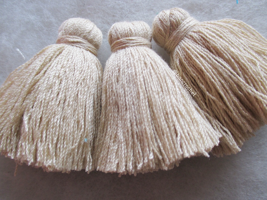 พู่แบบหนาฟู ขนาด 2 นิ้ว 4 ply tassel crochet acrylic yarn 4 ply ครีม 2 นิ้ว