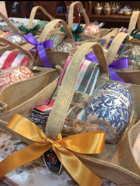 กระเช้าผ้ากระสอบสำหรับใส่เซรามิค...ร้านเซรามิครัตนโกสินทร์ จ.ราชบุรี