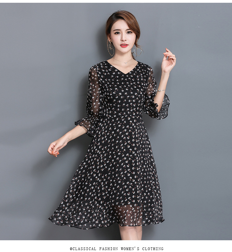 Dress4294 เดรสยาวทรงสวยลายดอกไม้เล็กๆ พื้นสีดำ แขนยาวสี่ส่วนแต่งระบาย คอวีใส่แล้วดูผอมเพรียว ซิปหลังใส่ง่าย เย็บติดซับในอย่างดีทั้งชุด ผ้าชีฟองเนื้อนุ่มมีน้ำหนักทิ้งตัว งานดีใส่สวยดูเรียบหรู งานสวยใส่ได้ทุกโอกาส