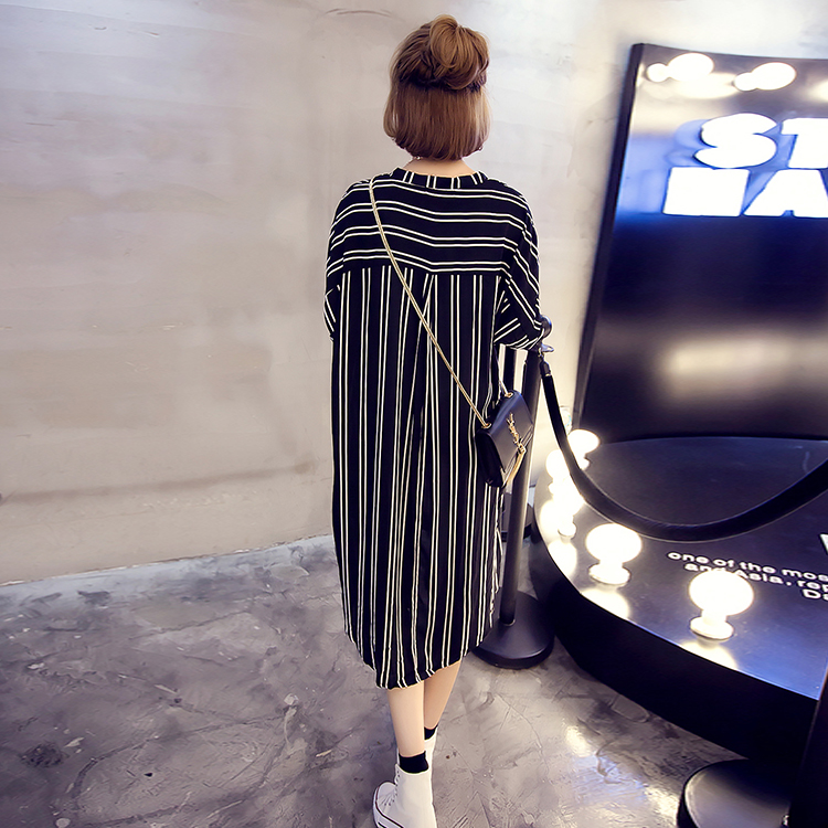 เดรสทรงเก๋ แนวๆ ผ้าโพลิ สีดำลายทาง พร้อมส่ง