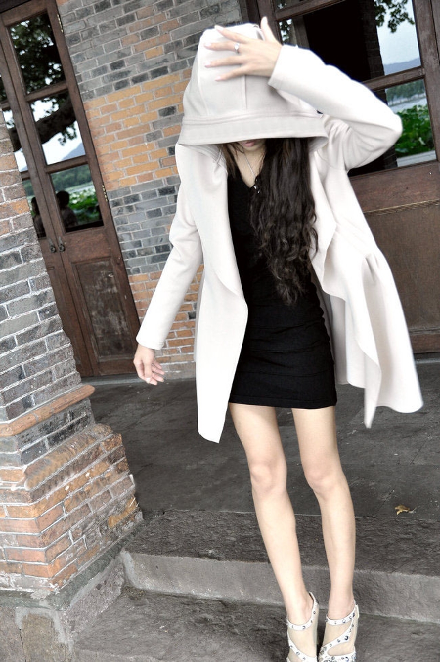 สินค้าลดราคา พิเศษ ตามภาพจริงไม่รับเปลี่ยนหรือคืน เสื้อคลุมทรงเก๋ สีครีม จะผูกเอวหรือจะใส่แบบปล่อยๆ ก็เก๋ เนื้อผ้ายืดหยุ่นทิ้งตัว ไม่หนา ใส่คลุม สบายๆ มีฮู้ดค่ะ สีครีม เข้มกว่าในรูป โทนครีมนู๊ด