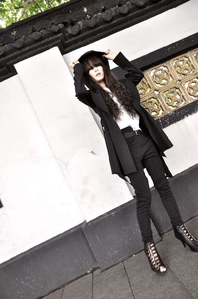 เสื้อคลุมทรงเก๋ สีดำ จะผูกเอวหรือจะใส่แบบปล่อยๆ ก็เก๋ เนื้อผ้ายืดหยุ่นมีน้ำหนักทิ้งตัว ไม่หนาใส่คลุมสบายๆ มีฮู้ดค่ะ Black