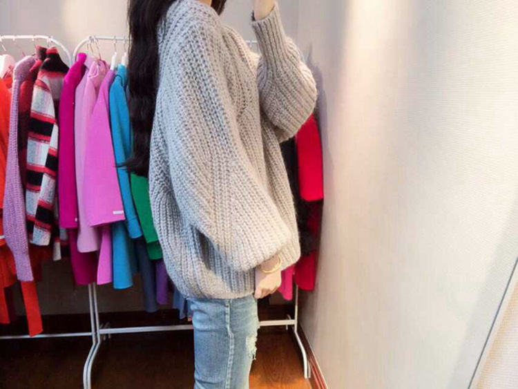 Sweater เสื้อไหมพรมถัก มีประกายวิ้งๆ ในตัว สีเทา ใส่ตัวเดี๋ยวได้เลยเก๋ๆ ยืดได้เยอะ น่ารักมากจ้าา สีเทา