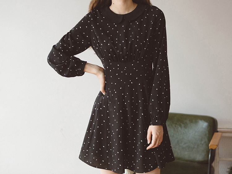 Dress4577 เดรสลายหัวใจสีดำ คอบัว แขนยาวกระดุมข้อมือ ซิปหลังใส่ง่าย ผ้าไมโครเนื้อดีใส่สบาย งานสวยผ้านุ่มน่าใส่ ทรงนี้ใส่ได้เรื่อยๆ ใส่ทำงาน ใสเที่ยว ชุดเดียวจบเลยจ้า