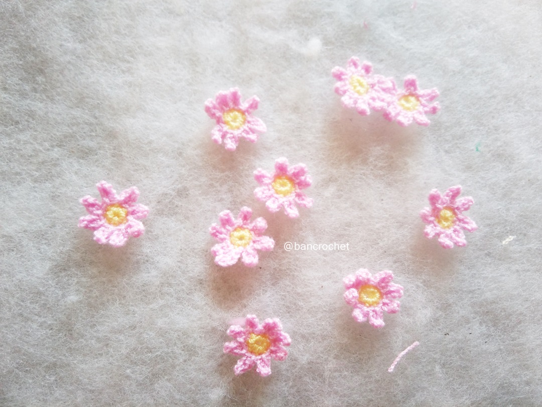Bancrochet ดอกไม้จิ๋วถักโครเชต์ crochet mini flowers สีชมพูอ่อน 0.5 นิ้ว