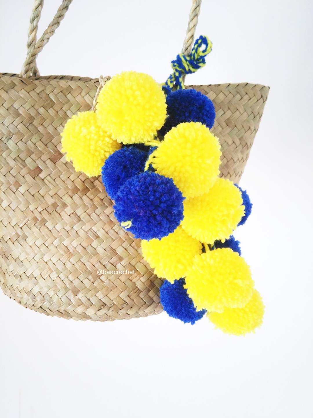 กระเป๋าสานกระจูดห้อยปอมปอม grajood basket weave bags คละสี 7*10*7*12 นิ้ว