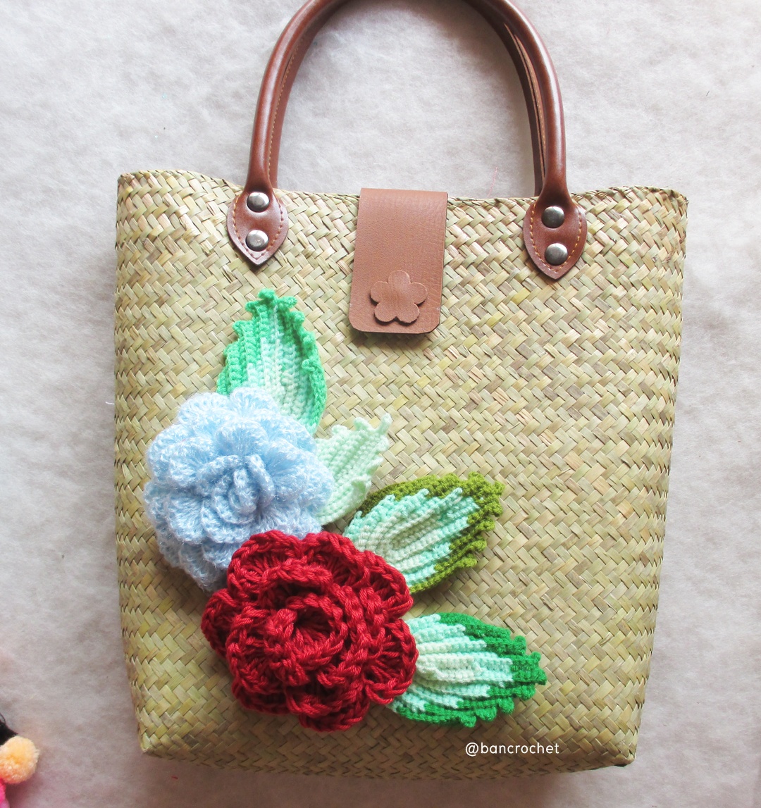 bancrochet กระเป๋ากระจูดสาน ประดับดอกไม้ ขนาด 12*4*18 นิ้ว basket weave bags ธรรมชาติ 12*4*18 นิ้ว