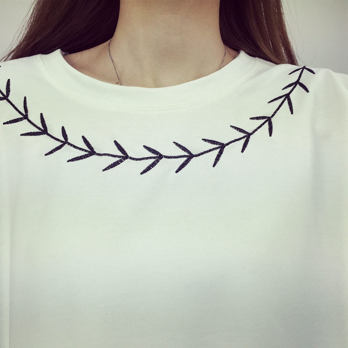 เสื้อแฟชั่น แต่งลายปัก แขน 4 ส่วน สไตส์เกาหลี ผ้าดี พร้อมส่ง same pic