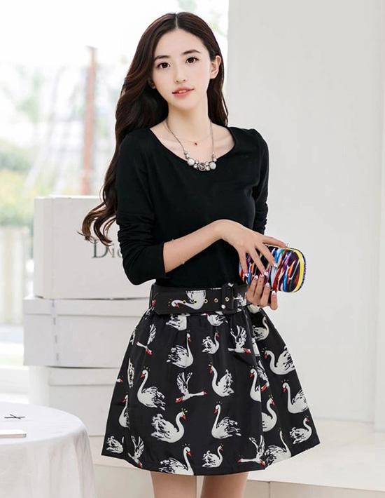 Dress4660 เดรสแขนยาวสีดำตัดต่อกระโปรงลายหงส์ ผ้าคอตตอนสแปนเด็กซ์ต่อผ้าซาตินซิลค์เนื้อดี (ไม่มีเข็มขัดนะคะ)