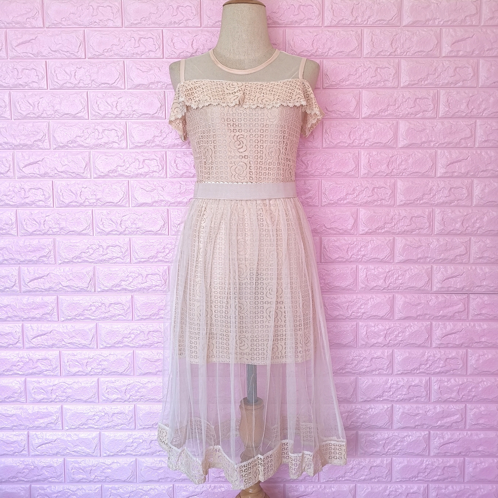 Dress4750 เดรสลูกไม้สีครีมเว้าไหล่แต่งระบาย มีกระโปรงผ้ามุ้งเอวยืดชายลูกไม้