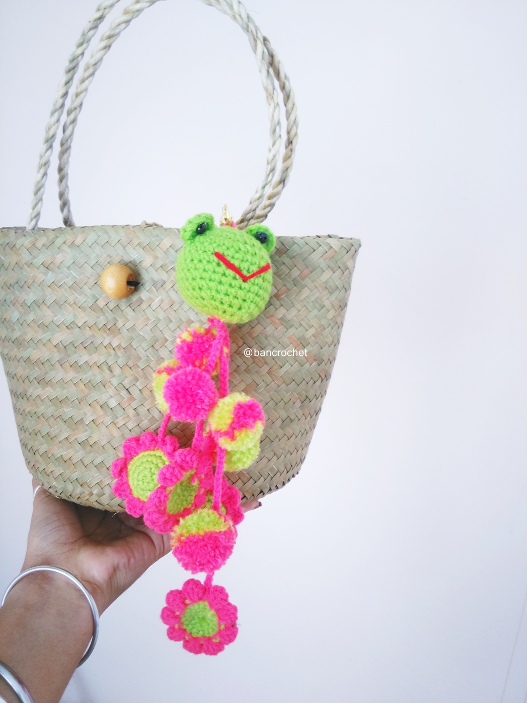 Bancrochet กระเป๋าสานกระจูดห้อยพวงกุญแจ grajood basket weave bags คละสี 7*10*7*12 นิ้ว