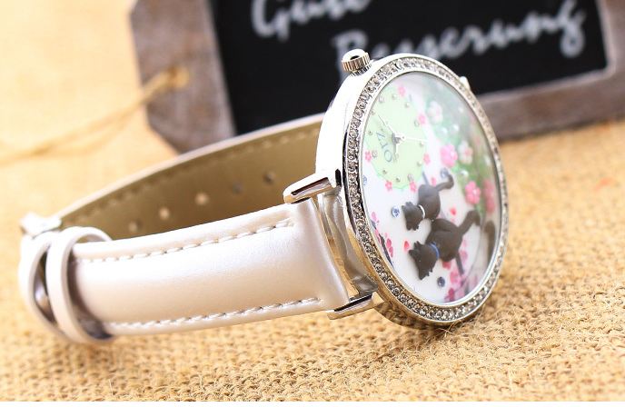 นาฬิกาข้อมือผู้หญิง diy 3 มิติ รูปแมวคู่ สีดำ นั่งหันหลัง บนกิ่งไม้ นาฬิกา 3D เก๋ ๆ สายหนังแท้ สีขาว หน้าปัดล้อม คริสตัล เพชร สวยหรู ราคาถูก 291851