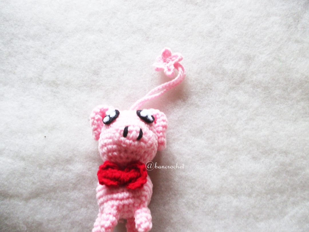 พวงกุญแจหมูถักไหมพรม ขนาด 4 นิ้ว pig crochet keychain 4 inch