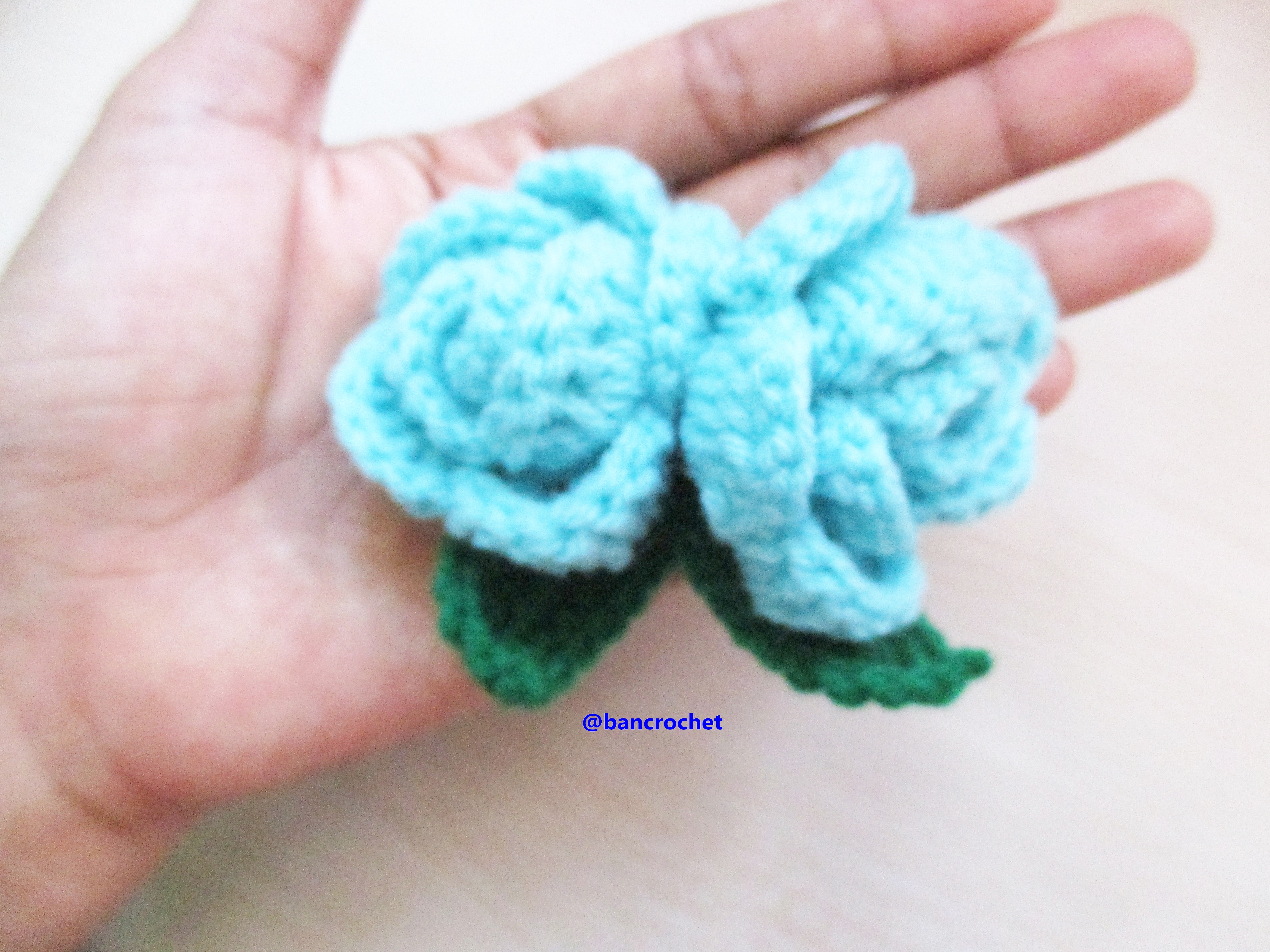 Bancrochet ดอกไม้ถักโครเชต์ ช่อกุหลาบ crochet Flowers ฟ้า 2 นิ้ว