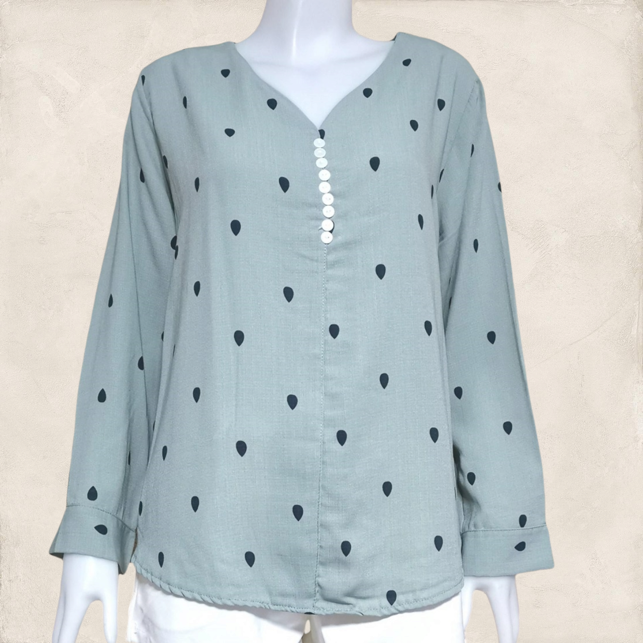 Blouse3877 เสื้อคอวีแขนยาวกระดุมข้อมือ อกแต่งกระดุม ผ้าไมโครเนื้อดีนุ่มมีน้ำหนักใส่สบาย มี 4 สี ฟ้า ขาว ชมพู เขียว