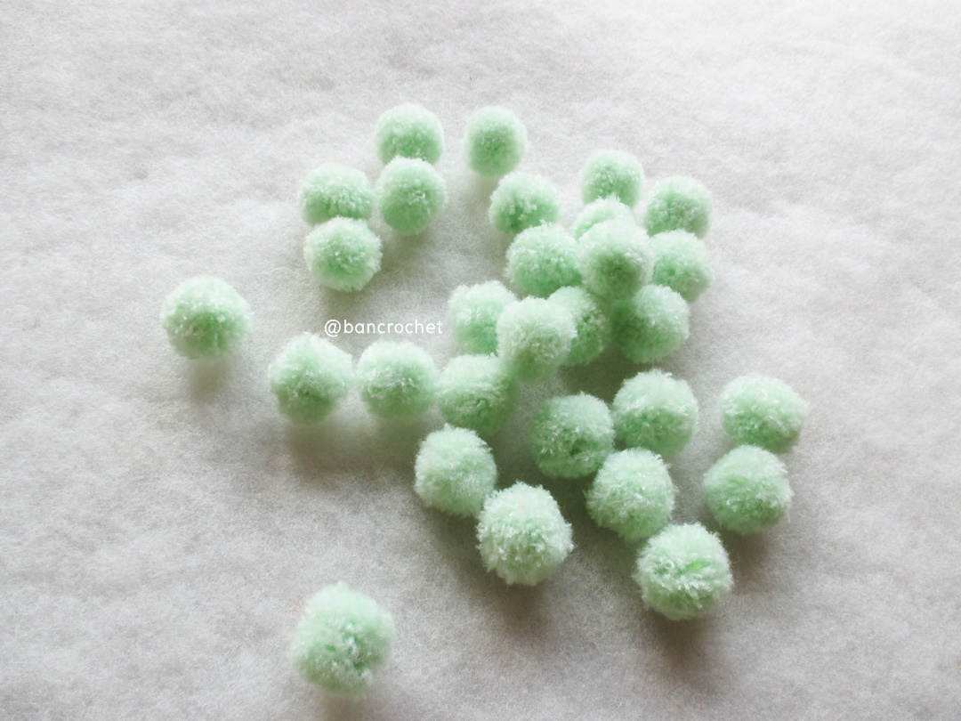 ปอมปอมไหมพรม ขนาด 2.5-3 ซม pom poms crochet เขียวอ่อน 2.5-3ซม.